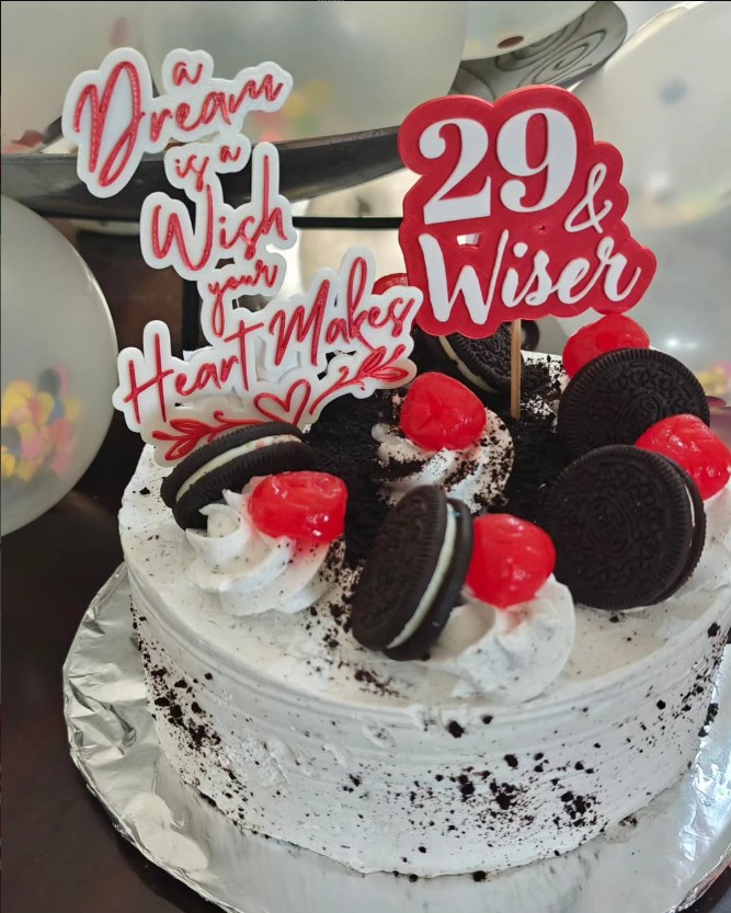 Custom Cake Topper: Fun 3D printed cake topper / fridge magnet